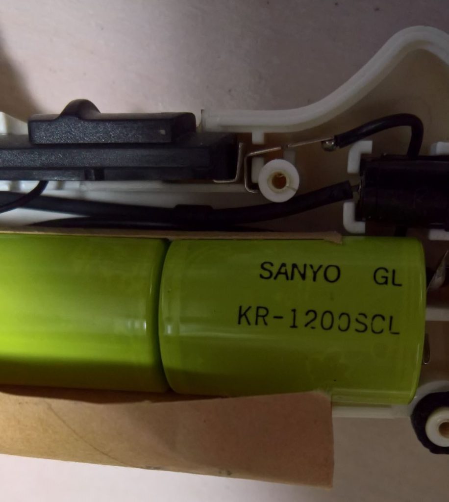 充電池(拡大)SANYO GL KR-1200SCLと書かれている